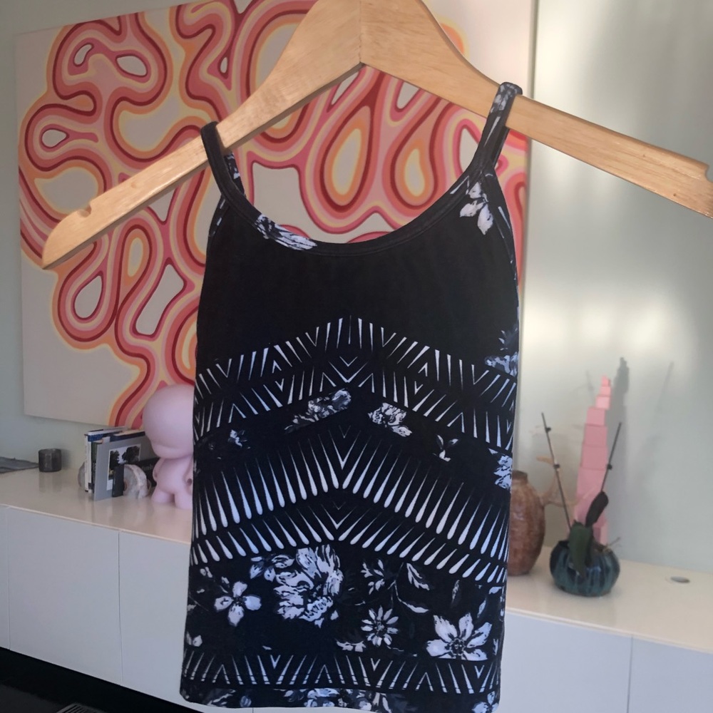 ✨ATHLEISURE✨ Betsy Johnson yoga crop top